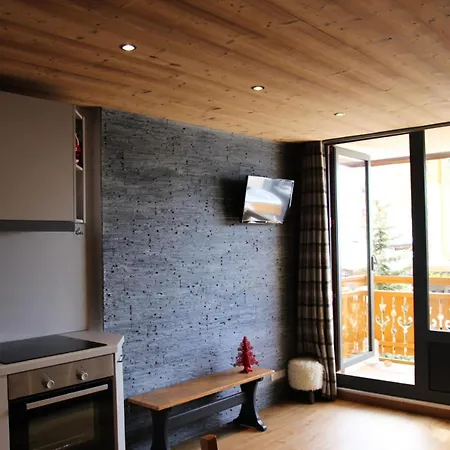 Roche Blanche - Location: Beau Renove Mae-9086 * Val Thorens